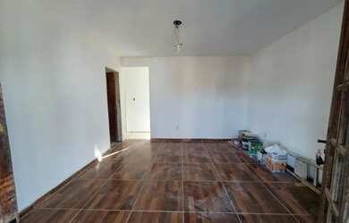 Imagem: A casa possui 2 Dormitórios e 1 Banheiro e está localizado