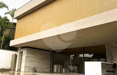 Imagem: A casa em condomínio possui 4 Dormitórios, 5 Banheiros, 4