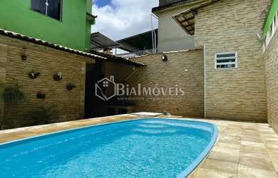 Imagem: A casa possui 2 Dormitórios, 1 Banheiro, 2 Vagas na garagem