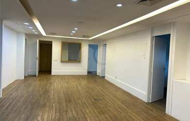 Imagem: O depósito possui 5 Vagas na garagem, 176m² de Área e está