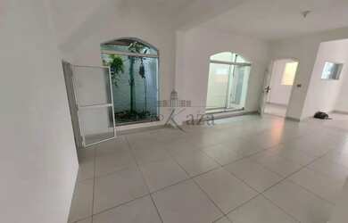 Imagem: O depósito possui 4 Vagas na garagem, 250m² de Área e está