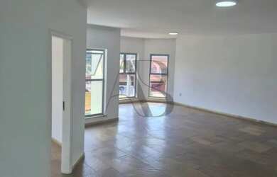 Imagem: A casa possui 3 Dormitórios, 3 Banheiros, 4 Vagas na garagem