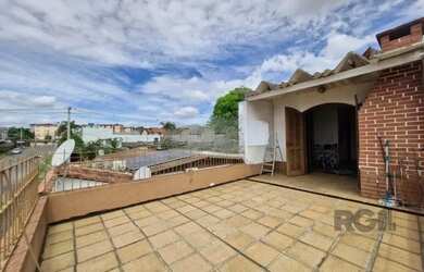 Imagem: A casa possui 4 Dormitórios, 4 Banheiros, 2 Vagas na garagem