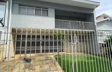 Imagem: A casa possui 3 Dormitórios, 2 Banheiros, 4 Vagas na garagem