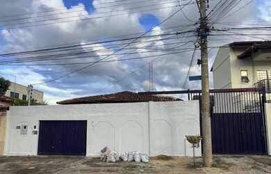 Imagem: A casa possui 3 Dormitórios, 1 Banheiro, 5 Vagas na garagem