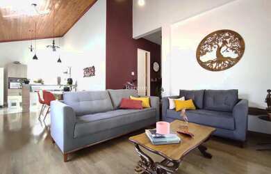 Imagem: A casa possui 2 Dormitórios, 1 Banheiro, 2 Vagas na garagem