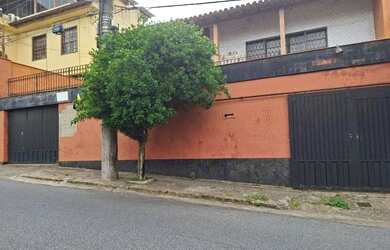 Imagem: A casa possui 5 Dormitórios, 4 Banheiros, 5 Vagas na garagem