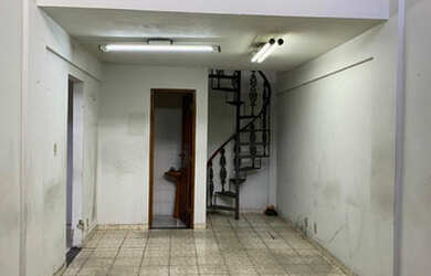 Imagem: O depósito possui 42m² de Área e está localizado em Aterrado