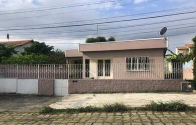 Imagem: A casa possui 3 Dormitórios, 2 Banheiros, 2 Vagas na garagem