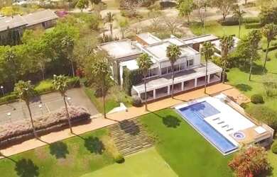 Imagem: A casa possui 5 Dormitórios, 5 Banheiros, 5 Vagas na garagem