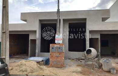 Imagem: A casa possui 3 Dormitórios, 2 Banheiros, 2 Vagas na garagem