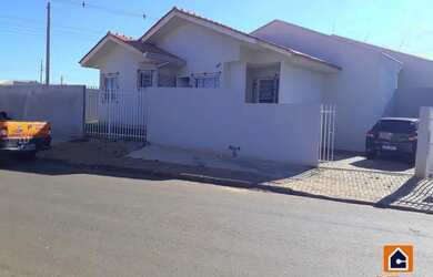 Imagem: A casa possui 2 Dormitórios, 1 Banheiro, 2 Vagas na garagem