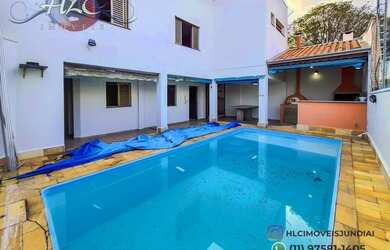 Imagem: A casa possui 3 Dormitórios, 3 Banheiros, 4 Vagas na garagem