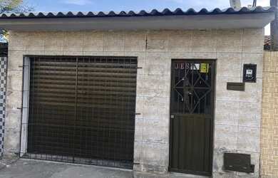 Imagem: A casa possui 3 Dormitórios, 1 Banheiro, 1 Vaga na garagem