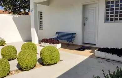 Imagem: A casa possui 4 Dormitórios, 3 Banheiros, 3 Vagas na garagem