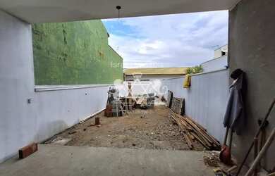 Imagem: A casa possui 2 Dormitórios, 1 Banheiro, 2 Vagas na garagem