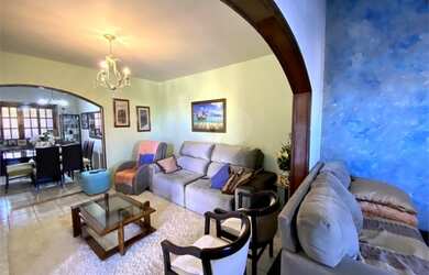 Imagem: A casa possui 3 Dormitórios, 3 Banheiros, 4 Vagas na garagem