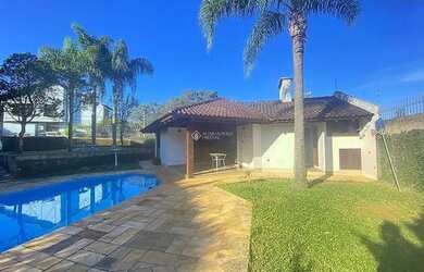 Imagem: A casa possui 4 Dormitórios, 4 Banheiros, 400m² de Área