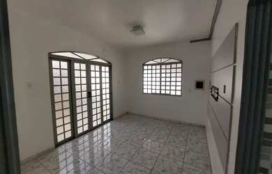 Imagem: A casa possui 4 Dormitórios, 4 Banheiros, 3 Vagas na garagem