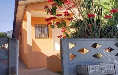 Imagem: A casa possui 2 Dormitórios, 1 Banheiro, 1 Vaga na garagem