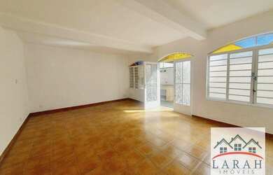 Imagem: A casa possui 4 Dormitórios, 1 Banheiro, 5 Vagas na garagem