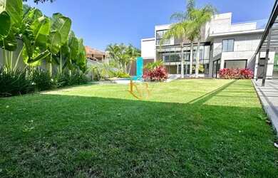 Imagem: A casa em condomínio possui 5 Dormitórios, 5 Banheiros, 5