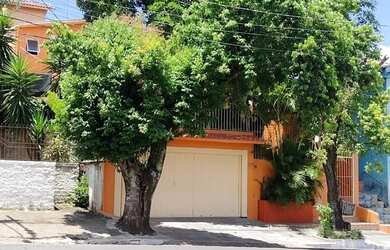 Imagem: A casa e possui 4 Dormitórios, Suítes, 2 Banheiros, 3 Vagas