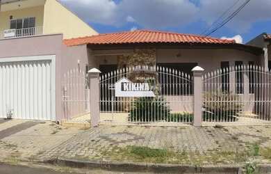 Imagem: A casa possui 3 Dormitórios, 2 Banheiros, 1 Vaga na garagem