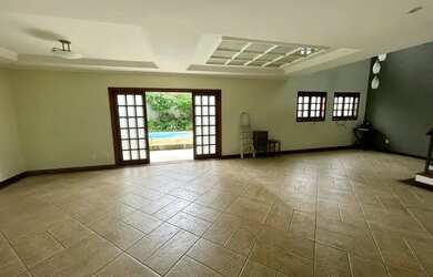 Imagem: A casa possui 3 Dormitórios, 2 Banheiros, 4 Vagas na garagem