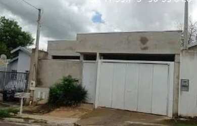 Imagem: A casae possui 2 Dormitórios, 1 Banheiro, 1 Vaga na garagem