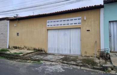 Imagem: A casa possui 3 Dormitórios, 2 Banheiros, 1 Vaga na garagem