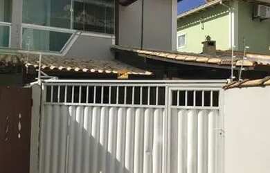 Imagem: A casa possui 3 Dormitórios, 3 Banheiros, 2 Vagas na garagem