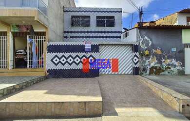 Imagem: A casa possui 4 Dormitórios, 2 Banheiros, 1 Vaga na garagem