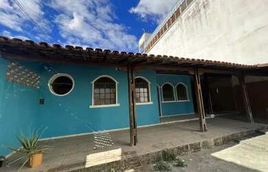 Imagem: A casa possui 3 Dormitórios, 2 Banheiros, 5 Vagas na garagem