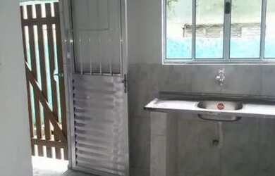 Imagem: A casa possui 1 Dormitório, 1 Banheiro, 1 Vaga na garagem