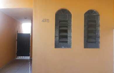 Imagem: A casa possui 2 Dormitórios, 1 Banheiro, 1 Vaga na garagem