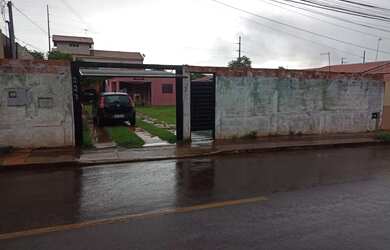 Imagem: A casa possui 3 Dormitórios, 1 Banheiro, 5 Vagas na garagem