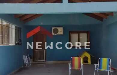 Imagem: A casa possui 3 Dormitórios, 2 Banheiros, 2 Vagas na garagem