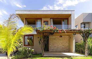 Imagem: A casa possui 4 Dormitórios, 5 Banheiros, 4 Vagas na garagem