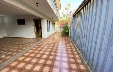 Imagem: A casa possui 4 Dormitórios, 4 Banheiros, 4 Vagas na garagem