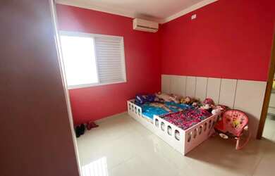 Imagem: A casa possui 3 Dormitórios, 5 Banheiros, 2 Vagas na garagem