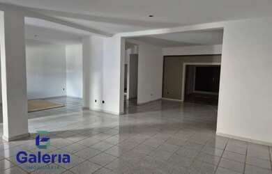 Imagem: O depósito possui 5 Vagas na garagem e 421m² de Área e está