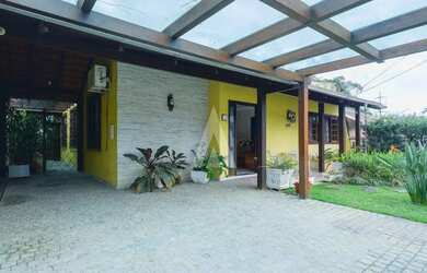 Imagem: A casa possui 3 Dormitórios, 4 Banheiros, 2 Vagas na garagem