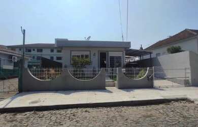 Imagem: A casa possui 2 Dormitórios, 1 Banheiro, 2 Vagas na garagem