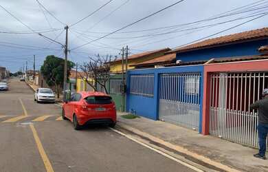 Imagem: A casa possui 2 Dormitórios, 1 Banheiro, 1 Vaga na garagem