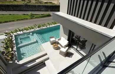 Imagem: A casa possui 4 Dormitórios, 5 Banheiros, 4 Vagas na garagem