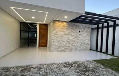 Imagem: A casa possui 3 Dormitórios, 3 Banheiros, 2 Vagas na garagem