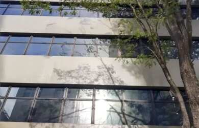 Imagem: O depósito possui 5 Vagas na garagem e 5400m² de Área e está