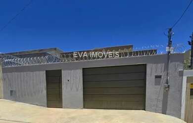 Imagem: A casa possui 3 Dormitórios, 2 Banheiros, 2 Vagas na garagem