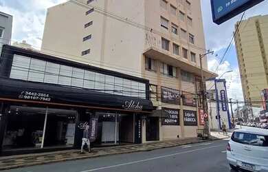 Imagem: O apartamento possui 4 Dormitórios, 1 Banheiro, 1 Vaga na garagem